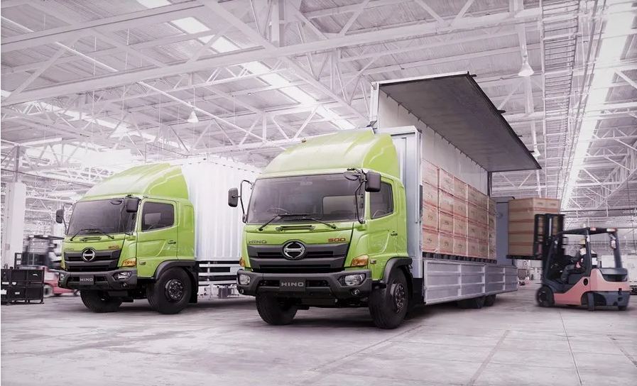 Wing box truck Naga Lintas Wahid di jalan tol, golden hour